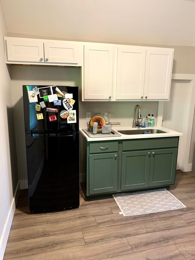 Building Photo - Modern 1 Bedroom Upstairs Apartment in Madison