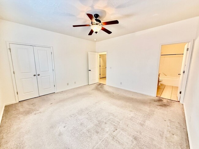 Building Photo - Spacious & Sunny Home in Quiet Hurricane N...