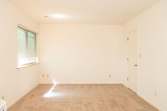 Building Photo - 2 Bedroom Townhouse Available in July