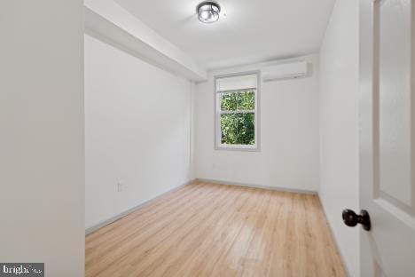 Building Photo - 9 W Hinckley Ave