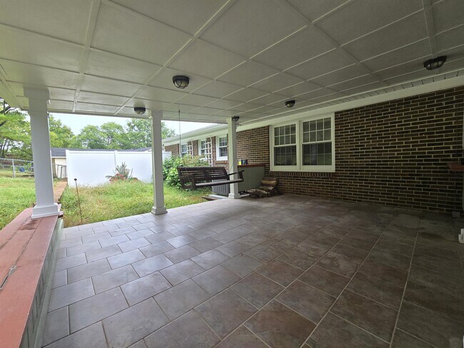 Building Photo - 208 Caldwell Dr