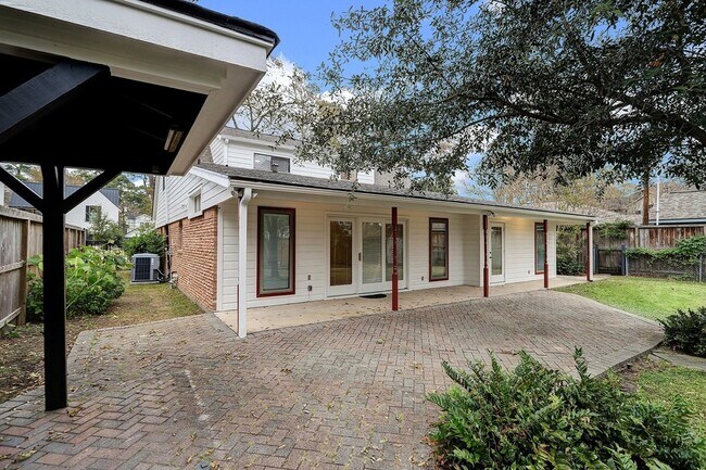 Building Photo - 1051 Gardenia Dr