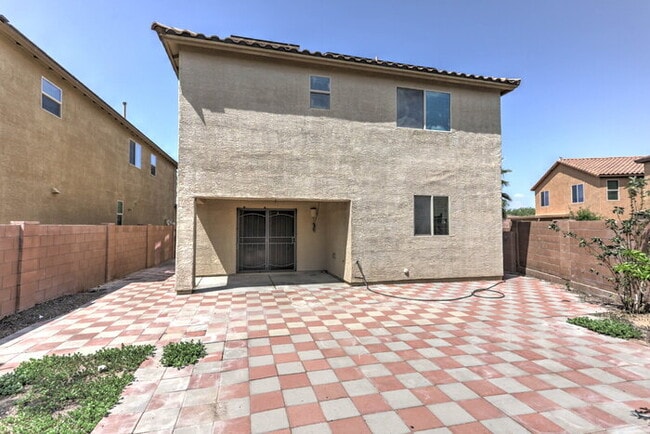 Building Photo - Los Arroyos