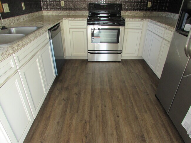 Building Photo - 3 Bedroom House Close to FLW -  New LVP Fl...