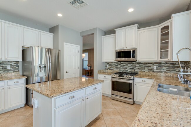 Building Photo - 3012 E Vermont Dr