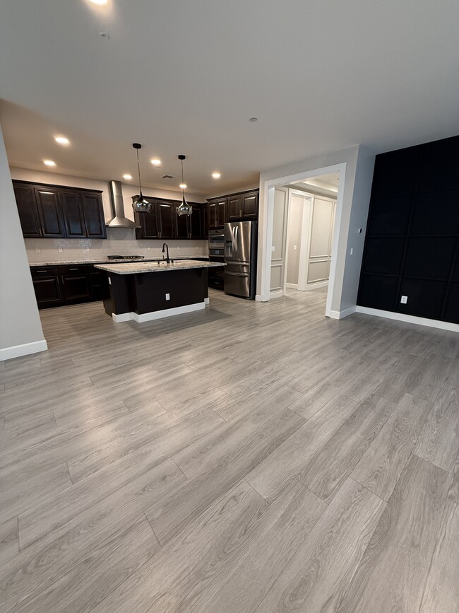 Building Photo - 2324 Henri Ln