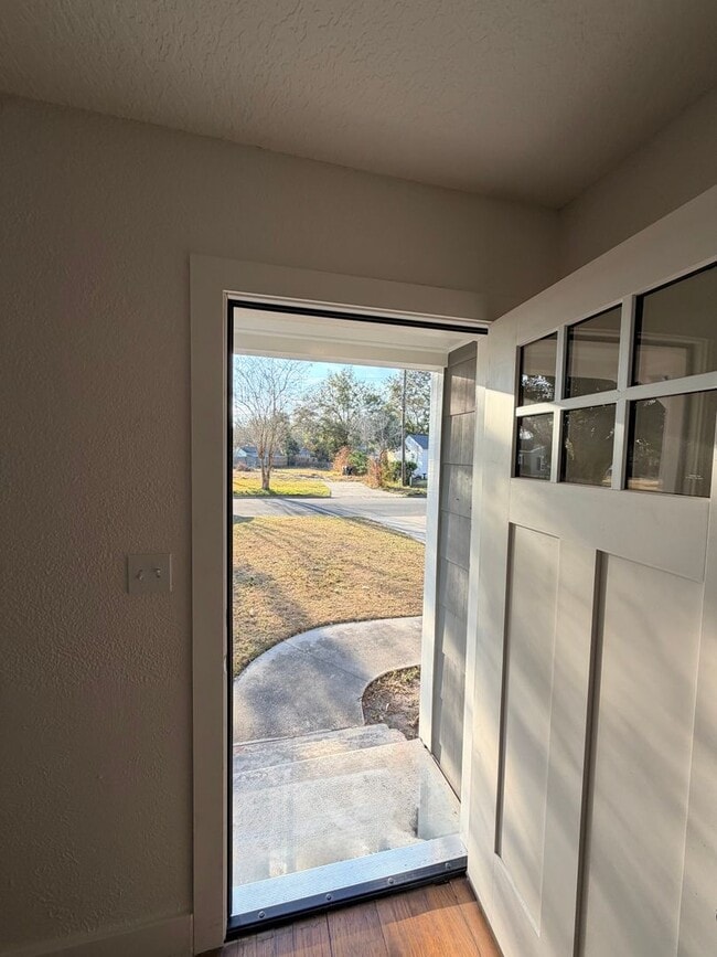 Building Photo - 831 Floral Dr