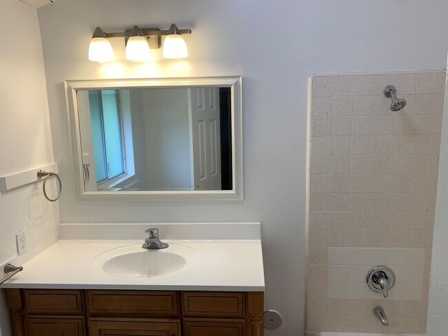 Building Photo - End Unit 2 bedroom, 2 bath Townhouse