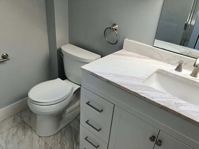 Building Photo - 975 S Main St