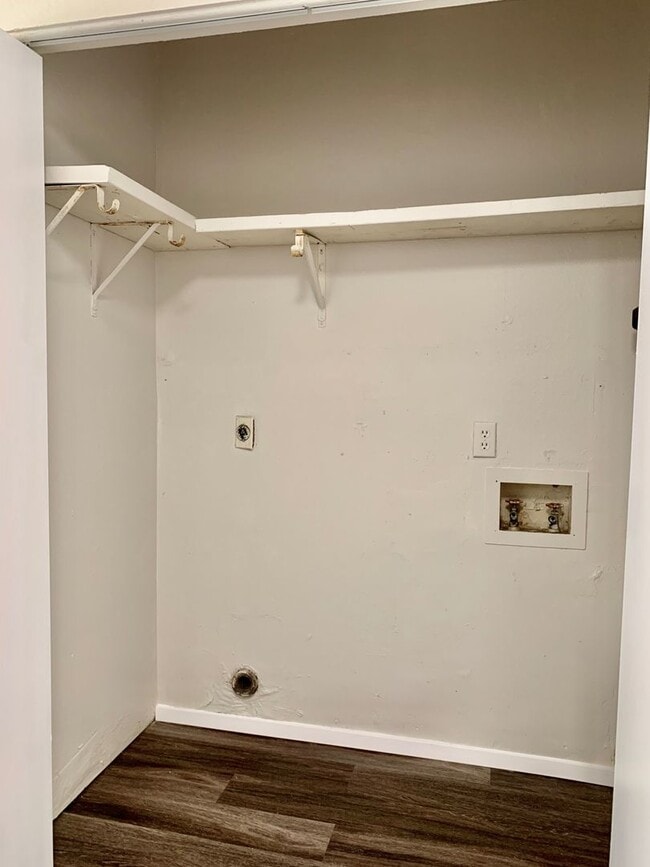 Building Photo - 2 Bedroom apartment w/ Washer and Dryer
