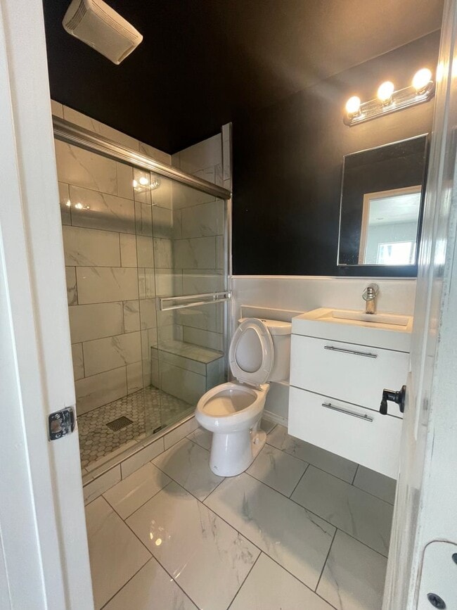 Building Photo - 2 bedroom 2 full bathrooms - Centrally loc...