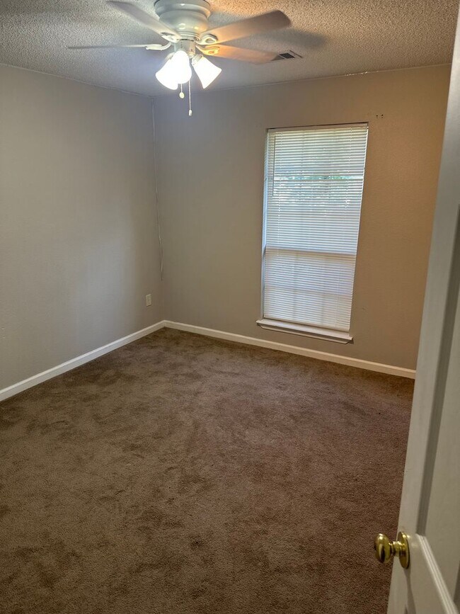 Building Photo - Move-in Ready!  3-Bed, 2-Bath Home in Bent...