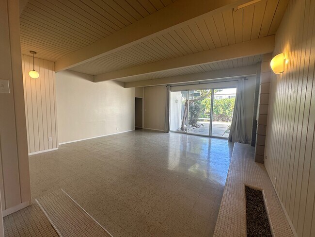 Building Photo - 3169 S Bentley Ave