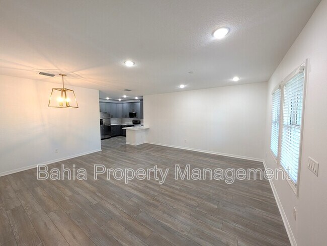 Building Photo - 1707 E Columbus Dr