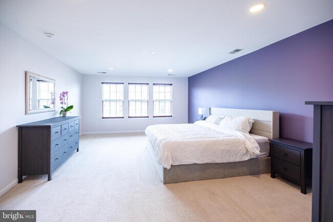 Building Photo - 8727 Raleigh Mews