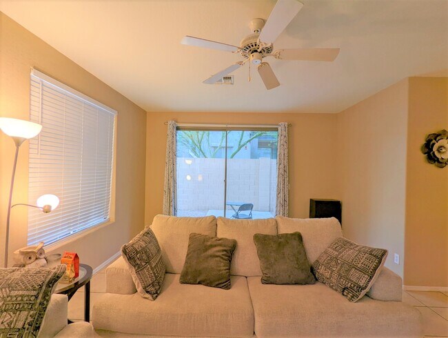 Building Photo - 2241 E Pinchot Ave