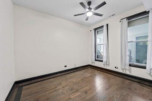 Building Photo - 614 N Troy St