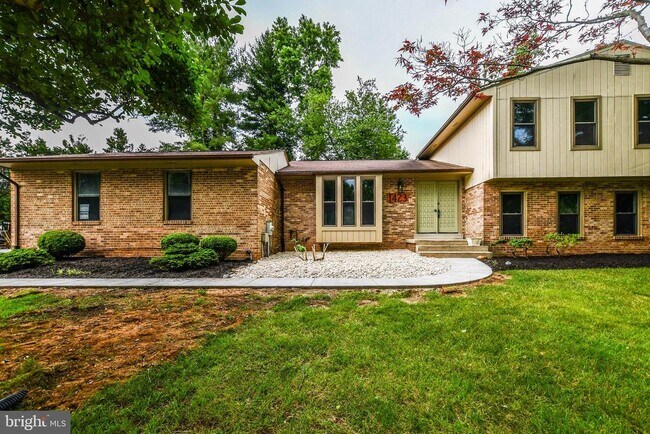 Building Photo - 1423 Albert Dr