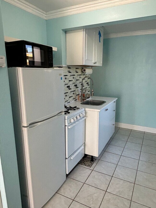 Building Photo - 2832 Charlemagne Ave