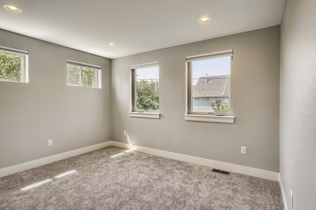 Building Photo - 3 bedroom / 3.5 bath Townhome + 2 Large Flex Spaces & Spacious Roof Top Deck!
