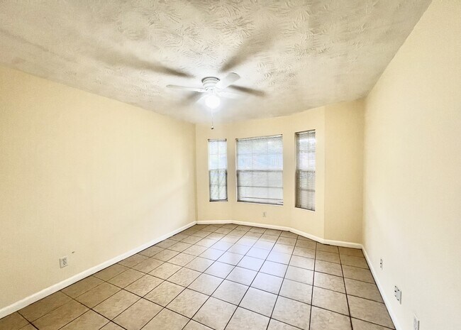 Building Photo - 5391 Golf Course Dr