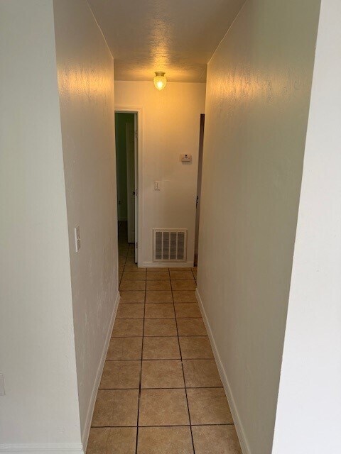 Apartment Hall - 3961 SE 18th Ave