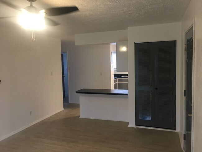 Building Photo - Willow Tree Apartments