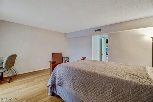 Building Photo - 124 Cypress Way E