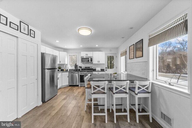 Building Photo - 191 Lakeshore Dr