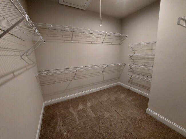 Building Photo - Large 3 Bedroom Luxury Townhome on Silver ...