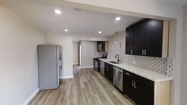 Building Photo - Newly Renovated (2022)! 7BD/3BA (Lease out...