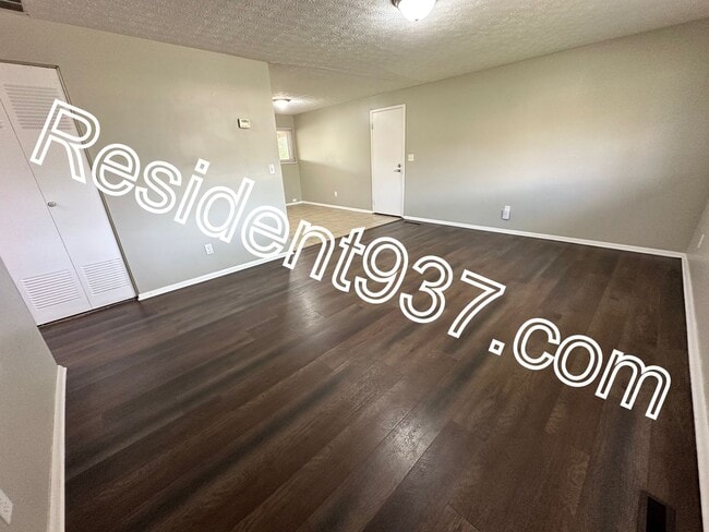 Building Photo - 3 bed 2 bath Home