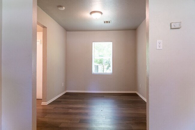 Building Photo - NEWLY RENOVATED 2 BEDROOM HOME!