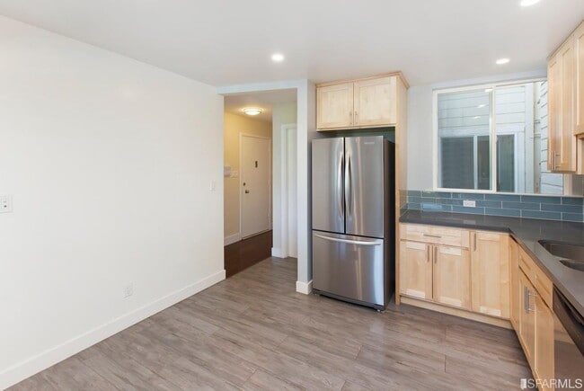 Building Photo - Large Private Bedroom in Sunset / Parkside near McCoppin Square and Taraval Corridor