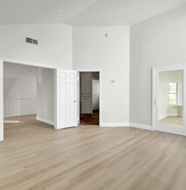 Building Photo - 8103 Valley Flores Dr