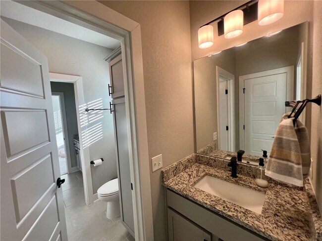 Building Photo - 1720 W Broadway Pl