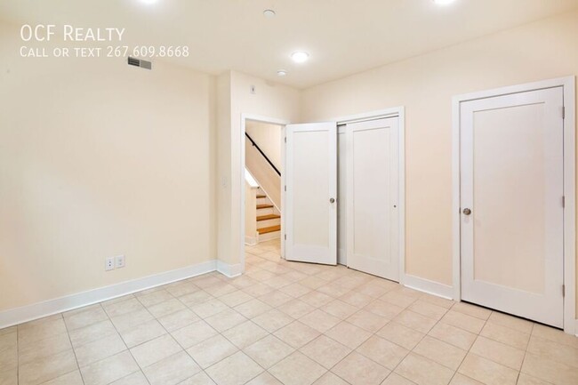 Building Photo - Modern Two Bed Bi-Level Apt w/ Finished Ba...