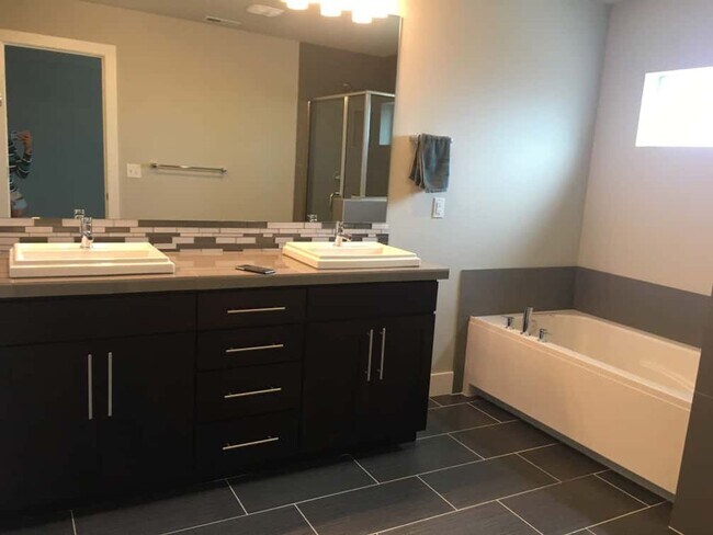Building Photo - Beautiful 5 bed 3 bath available in Bothell