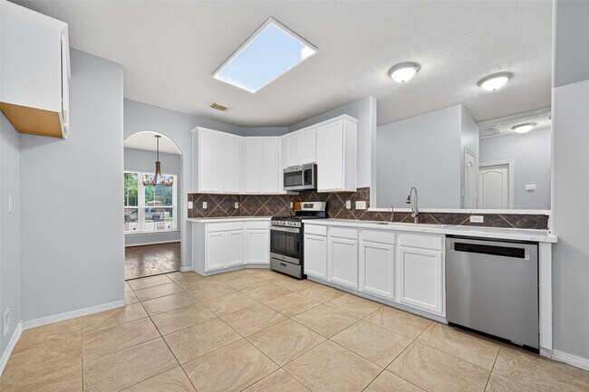Building Photo - 2202 Highland Crossing Dr