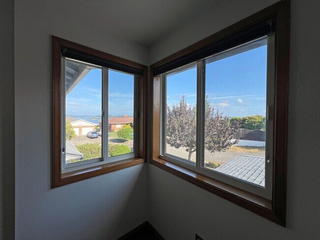 Building Photo - Stunning 4 Bedroom 2.5 Bath with Peek-a-Boo View of Puget Sound