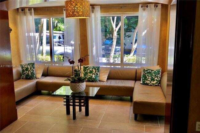 Building Photo - 2951 S Bayshore Dr