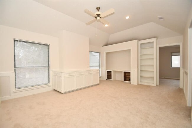 Building Photo - 7614 Club Lake Dr