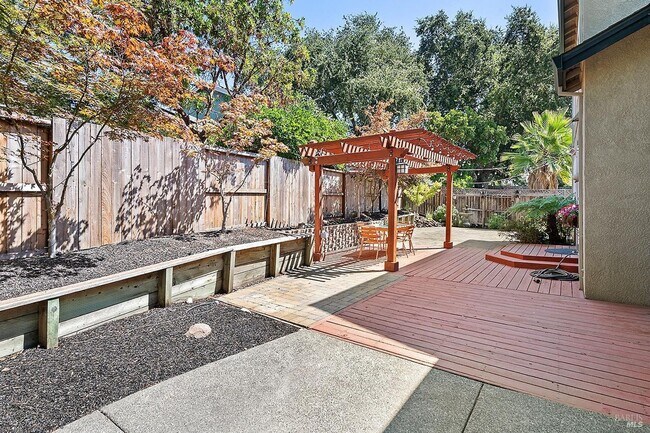 Building Photo - Two Level Home in Windsor with 4 Bedroom and 3 full Bath