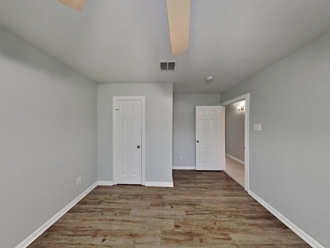 Building Photo - Coming Soon! 4BR/3BA | Updated Single Family Home | Fenced  yard | In Grand Prairie!
