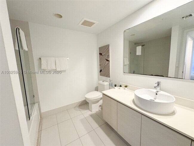 Building Photo - 2602 E Hallandale Beach Blvd