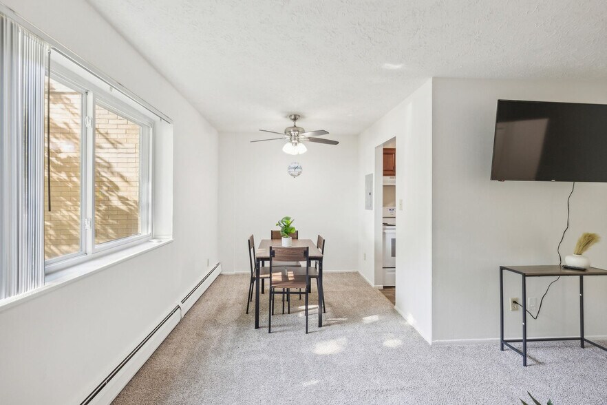 Building Photo - 5556 Broadview Rd