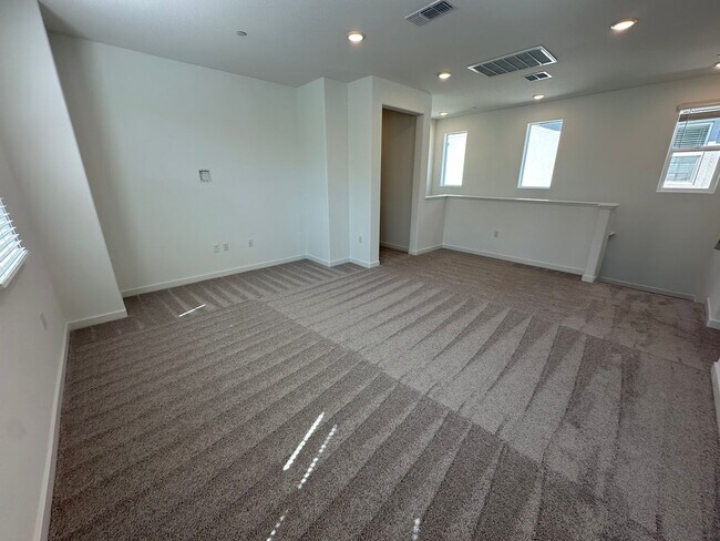 Building Photo - Stunning, Sun-Drenched 4BR + Loft Home in Lakeview – Loaded with Premium Upgrades!