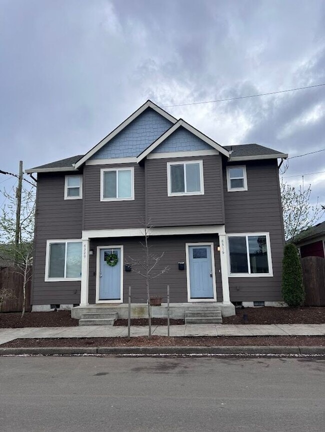 Building Photo - Now Showing- Charming 3-Bedroom Townhome in Lively Lents Neighborhood - Your New Home Awaits!