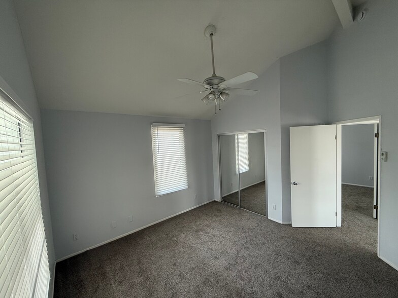 Building Photo - 321 E Oak Ave