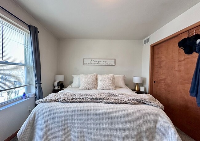 Building Photo - 1170-1172-1172 S Atrium Ct